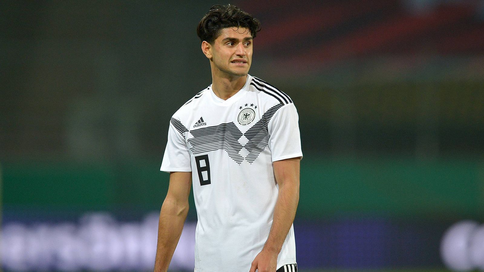 
                <strong>Defensives Mittelfeld: Mahmoud Dahoud</strong><br>
                Auch wenn Mahmoud Dahoud bei Borussia Dortmund unter Trainer Lucien Favre keine einfache Saison erlebte, könnte er bei der U21 ein Schlüsselspieler sein. Mit seiner Spielintelligenz kann Dahoud das Spiel einer Mannschaft lenken, bringt zudem die Erfahrung aus 29 Europapokalspielen mit.
              