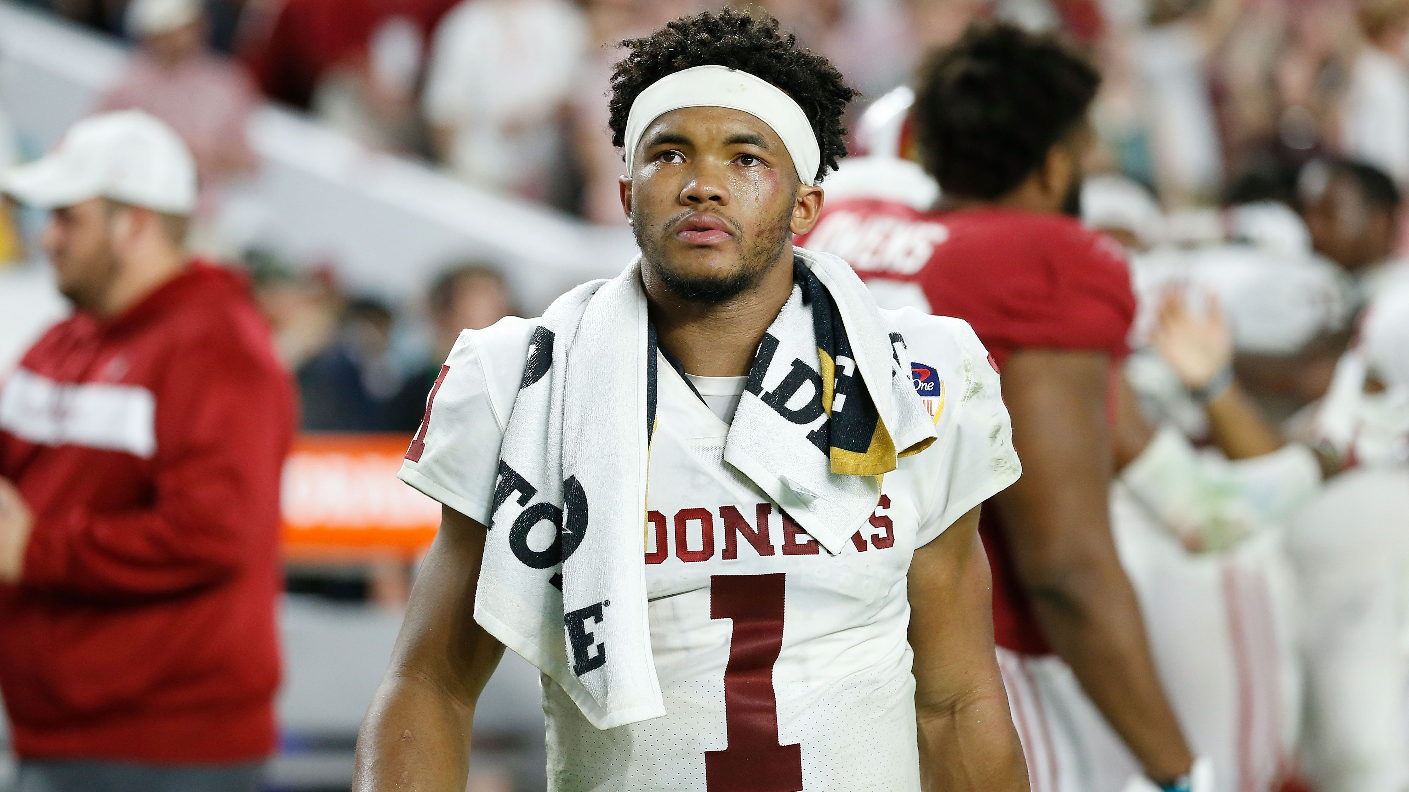 <strong>2018: Kyler Murray (Quarterback - University of Oklahoma)</strong><br>
                Zu Beginn seiner NFL-Karriere galt Kyler Murray als vielversprechender Shootingstar. Die Arizona Cardinals drafteten das 1,78 Meter große Talent 2019 an erster Stelle und in der ersten Saison feuerte Murray 3.722 Yards und 20 Touchdowns aus dem Arm, wurde zum Offensive Rookie of the Year gekrönt....