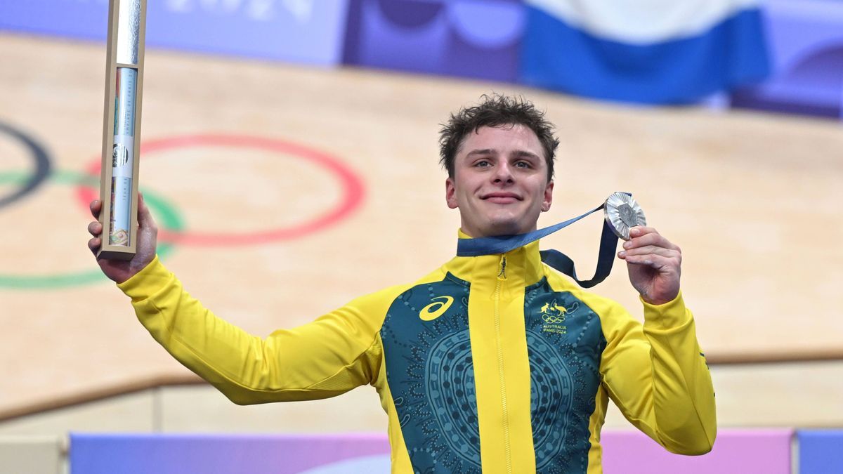 OLY24 CYCLING, Matthew Richardson of Australia displays his medal following the Mens Keirin Final at the National Velodrome in Montigny-le-Bretonneux as part of the 2024 Paris Olympic Games, Olympi...