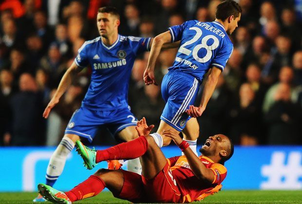 
                <strong>FC Chelsea - Galatasaray Istanbul 2:0</strong><br>
                Von seinen Nachfolgern bei den Londonern wird er deshalb aber nicht bevorzugt behandelt. Hier landet Drogba nach einem Zweikampf mit Cesar Azpilicueta unsanft auf dem Rasen. Auch ansonsten misslingt der Start: Samuel Eto'o sorgt früh für die Führung der Gastgeber.
              