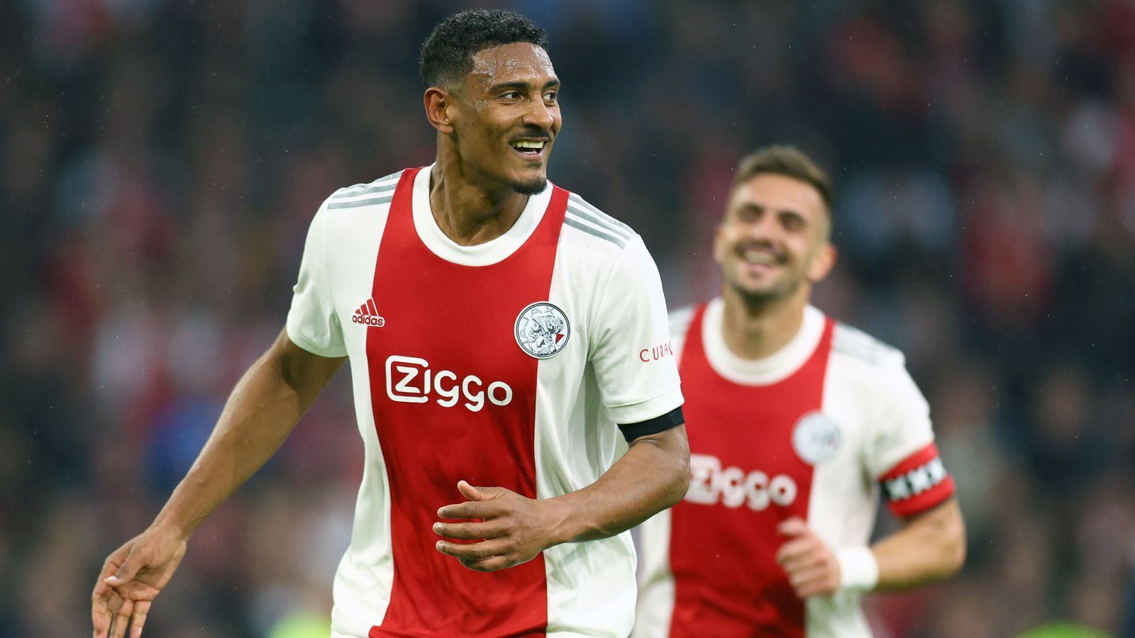 
                <strong>Sebastien Haller (Ajax Amsterdam)</strong><br>
                Laut "Sport1" beschäftigt sich Dortmund neben Kalajdzic auch noch mit dem früheren Frankfurt-Torjäger Sebastien Haller. Der 27-Jährige steht aktuell bei Ajax Amsterdam unter Vertrag und würde in das angebliche BVB-Anforderungsprofil passen. Laut dem Bericht sucht Dortmund als Haaland-Ersatz einen erfahrenen Stürmer, der idealerweise sofort einschlägt. In der abgelaufenen Saison erzielte der Ivorer Haller 34 Pflichtspiel-Treffer für Ajax bei 43 Einsätzen, hatte mit alleine 21 Liga-Treffern maßgeblichen Anteil am Meistertitel des Hauptstadt-Klubs in der niederländischen Eredivisie.
              