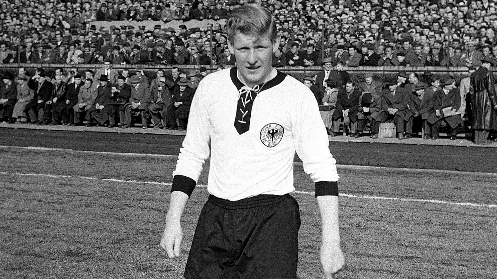 
                <strong>Platz 2 - Karl-Heinz Schnellinger</strong><br>
                &#x2022; Alter beim WM-Debüt: 19 Jahre, zwei Monate, elf Tage<br>&#x2022; Endrunde: WM 1958<br>&#x2022; Begegnung: Deutschland-Tschechoslowakei 2:2 (11. Juni 1958)<br>
              