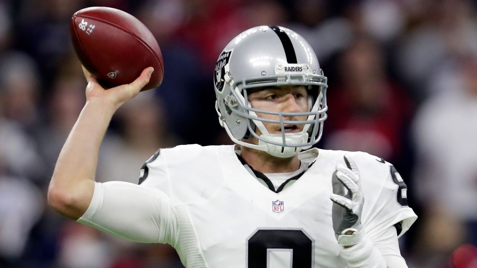 
                <strong>100. Pick 2016: Connor Cook</strong><br>
                Im Zuge eines weiteren Trades erhielten die Las Vegas Raiders (damals noch Oakland Raiders) den 100. Pick des Drafts 2016 von den Cleveland Browns und entschieden sich für Quarterback Connor Cook. Der Spielmacher kam mit der Empfehlung als siegreichster Quarterback in der Geschichte der Michigan State University nach Oakland, entpuppte sich aber als Fehlgriff. Er stand lediglich in zwei Spielen auf dem Rasen und wurde 2018 entlassen. Nach Zwischenstationen im Practice Squad der Carolina Panthers, Cincinnati Bengals und Detroit Lions wechselte er 2020 in die XFL zu den Houston Roughnecks, kam dort aber auch nicht über die Rolle des Backups hinaus.
              