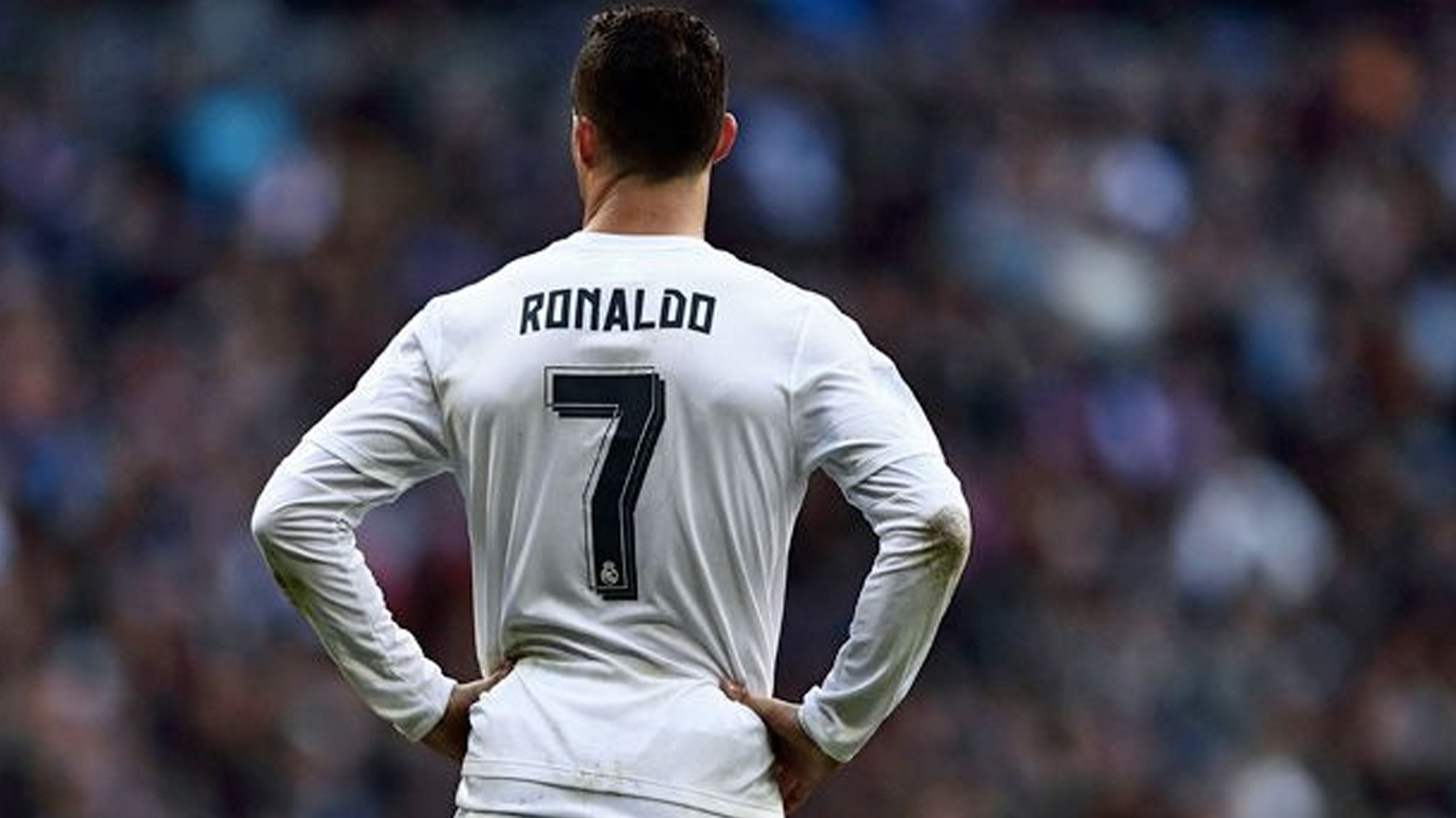 
                <strong>Cristiano Ronaldo (CF Andorinha)</strong><br>
                Sein Heimatklub auf der Atlantikinsel Madeira hat sich dazu entschlossen, die Nummer 7 nicht mehr zu vergeben - mit zwei Einschränkungen. Entweder der Juventus-Star selbst kehrt irgendwann einmal zum CF Andorinha zurück oder sein Sohn streift sich das Trikot des Klubs über.
              