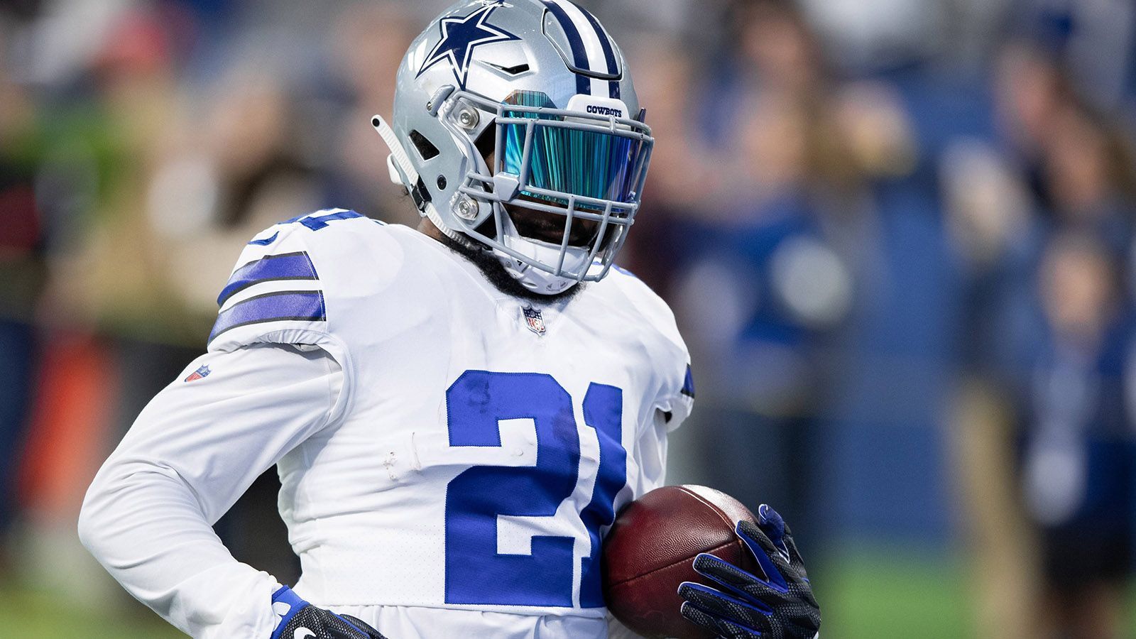 
                <strong>Platz 4: Ezekiel Elliott (Dallas Cowboys)</strong><br>
                "America's Team" ist die einzige Franchise, die zwei Spieler unter den Top-Ten der meistverkauften Trikots platziert. Ezekiel Elliott toppt seinen Mannschaftskollegen Dak Prescott und landet auf Platz vier.
              