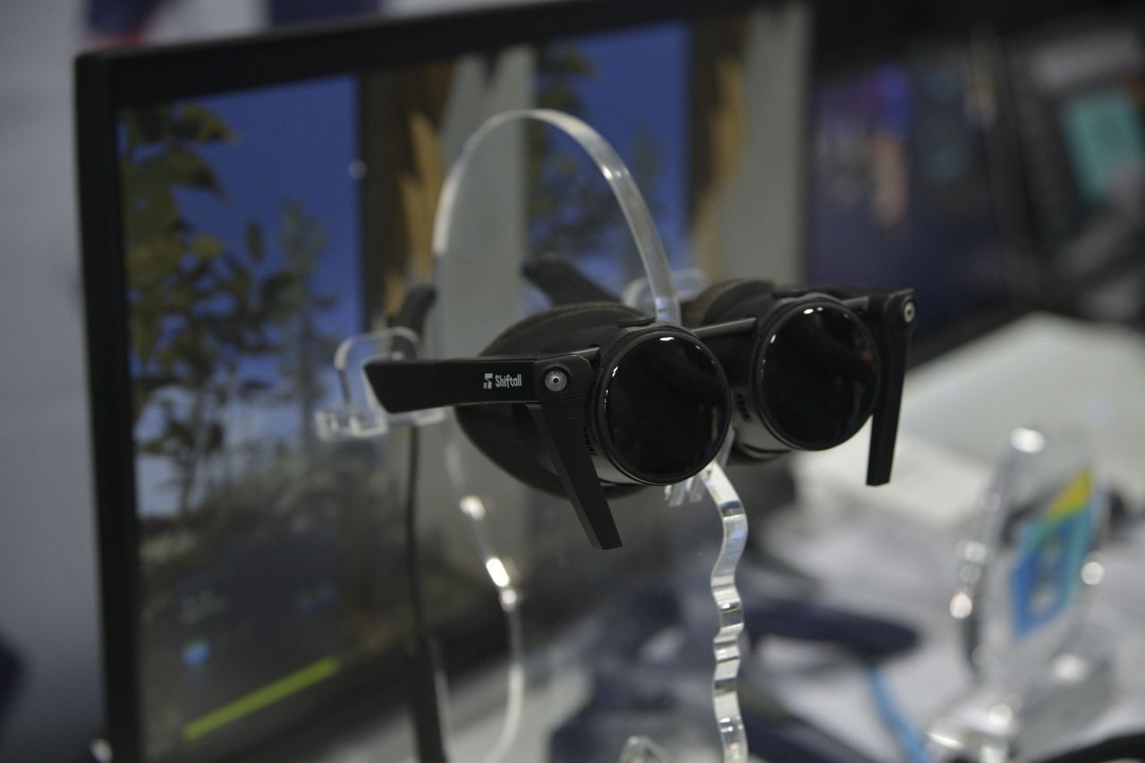 Die Panasonic-Tochter Shiftall stellte auf der CES ihr VR-Headset "MeganeX" vor. Das Headset ist ultra-leicht und nicht so klobig wie die Konkurrenten. 