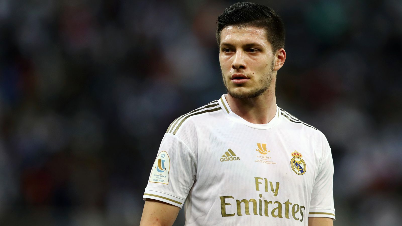 
                <strong>Luka Jovic</strong><br>
                Die serbische Hauptstadt Belgrad war in den zurückliegenden Wochen mehrere Male Schauplatz von Corona-Sünden durch Fußballer. Zum einen verließ Real-Star Luka Jovic die Quarantäne in Madrid unerlaubt, um in seiner Heimat den Geburtstag von Freundin Sofija zu feiern. Damit zog der Stürmer nicht nur den Ärger der "Königlichen" auf sich, sondern auch jenen der serbischen Justiz. "Sie verdienen Millionen und ignorieren derart wichtige Anweisungen", sagte Regierungschefin Ana Brnabic. "Wenn er sein Appartement unerlaubt verlässt, wird er verhaftet. Es sollte ihm dann klar sein, dass die Leben der Menschen hier wichtiger als seine Millionen sind", erklärte Serbiens Präsident Aleksandar Vucic. Nach der illegalen Party von Jovic fragte das Boulevarblatt "Kurir" provokativ in Richtung Jovic: "Hey Junge, willst du uns alle töten?" Der Fußballer selbst zeigte sich uneinsichtig. "Es tut mir sehr leid, dass einige Leute ihre Arbeit nicht professionell gemacht und mir keine spezifischen Anweisungen gegeben haben, wie ich mich während meiner Isolation verhalten soll", schrieb Jovic in einer Erklärung auf Instagram.
              