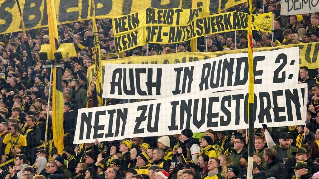 Dortmunds Fans zeigen Transparente gegen Investoren in der DFL. 