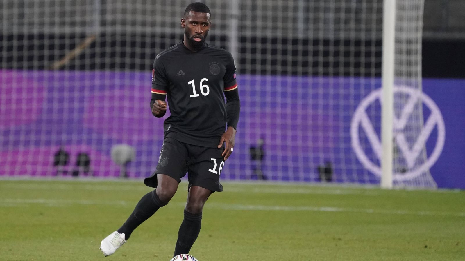 
                <strong>Antonio Rüdiger</strong><br>
                Defensiv weitestgehend unterbeschäftigt. Ein Schuss, den Rüdiger abfälscht, trudelt beinahe ins deutsche Tor. Offensiv hat er nach einer Ecke eine große Chance. ran-Note: 2
              