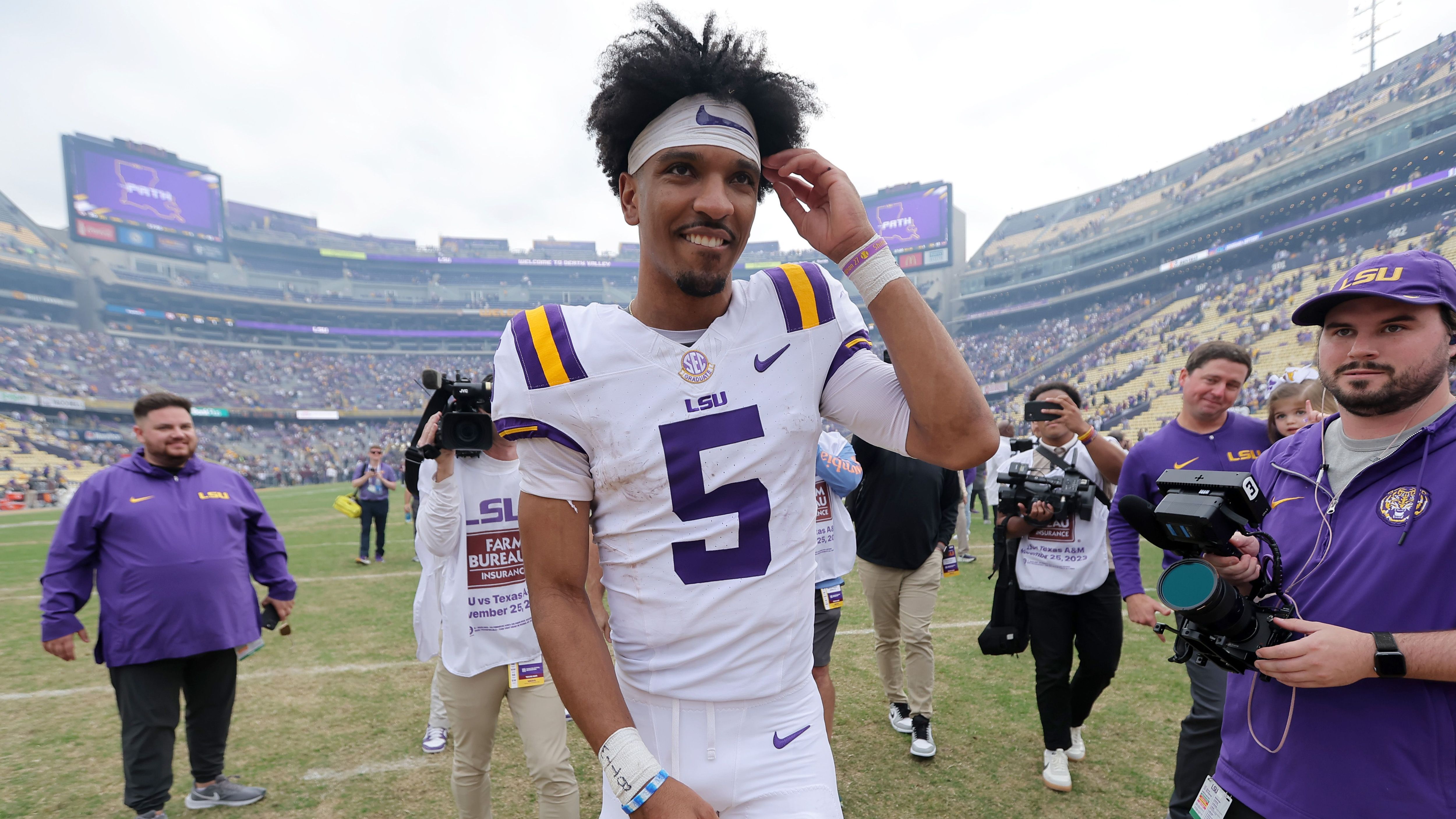 <strong>2. Pick: Washington Commanders - QB Jayden Daniels (LSU)</strong><br>Und die Washington Commanders? Die scheinen sich in dem vielseitigen Jayden Daniels verliebt zu haben. Von Louisiana geht es in den Norden nach Maryland.