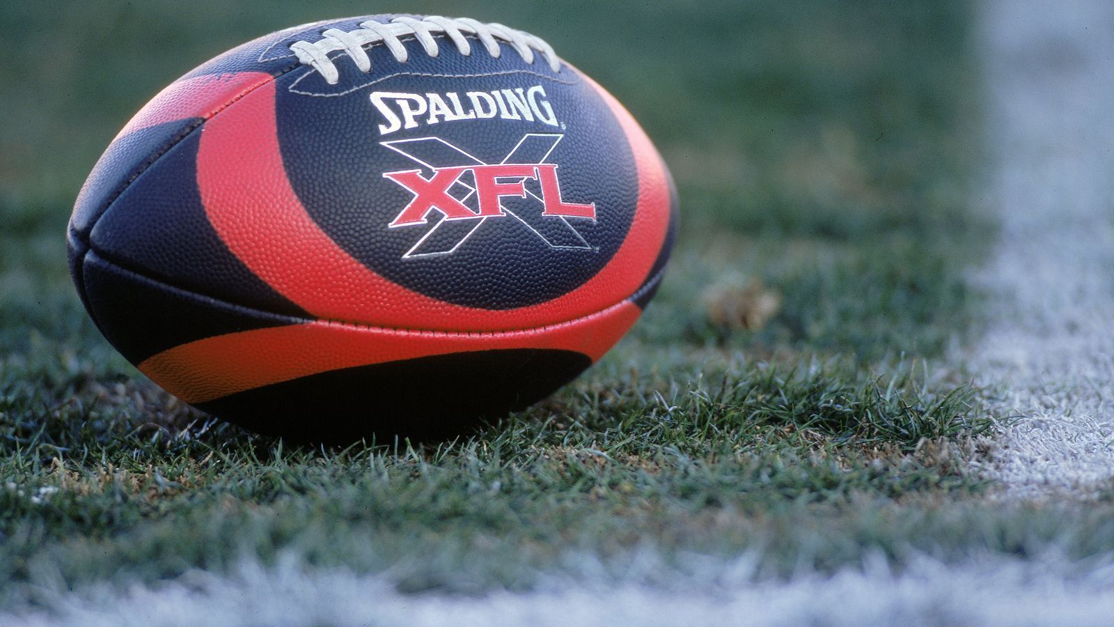 
                <strong>So läuft der XFL-Draft</strong><br>
                In der zweiten Phase stehen O-Liner zur Wahl, also Offensive Tackles, Guards und Center. Phase drei besteht dann aus Spielern der Defensive Front Seven (Defensive Linemen und Linebacker)., in Phase vier dann das Defensive Backfield (Cornerbacks und Safeties). Mit der Reihenfolge sorgt die XFL dafür, dass Teams sich nur schwer auf die Defense spezialisieren können. Es dürften ausgewogene Roster mit Fokus auf die Offensive werden.
              