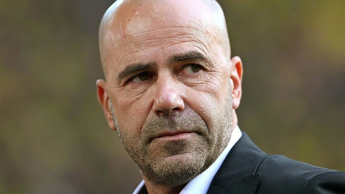 Peter Bosz gehen beim BVB die Außenverteidiger aus