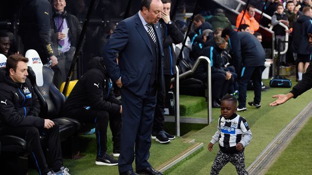 
                <strong>Newcastle-Coach Benitez bekommt Autogramm von Spieler-Sohn</strong><br>
                Zunächst mal begab sich der kleine Spross des Senegalesen Sissoko ganz selbstsicher in Richtung Trainerbank, vorbei am etwas verdutzten Rafael Benitez, der die Magpies in der Premier League halten soll.
              