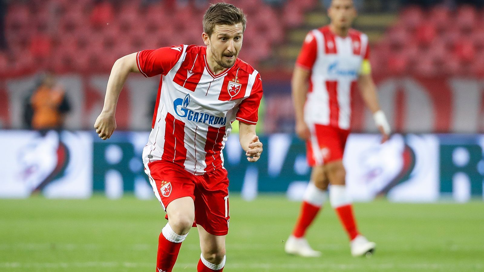 
                <strong>Marko Marin (Roter Stern Belgrad)</strong><br>
                Nach einer jahrelangen Europareise scheint Marko Marin nun bei Roter Stern Belgrad eine längerfristige Heimat gefunden zu haben. Nachdem der Offensivspieler mit dem serbischen Meister schon in der Vorsaison die Qualifikation für die Champions-League-Gruppenphase schaffte, ist das für den 30-Jährigen und seine Kollegen auch 2019/20 wieder möglich. Drei Quali-Runden hat Roter Stern Belgrad bereits überstanden, unter anderem den FC Kopenhagen eliminiert. Jetzt wartet als letzte Hürde auf dem Weg in die Königsklasse noch der Schweizer Meister Young Boys Bern.
              