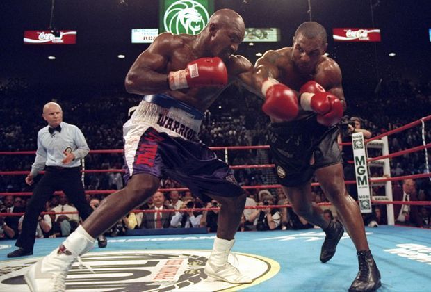 
                <strong>Evander Holyfield vs. Mike Tyson II</strong><br>
                Ein Jahr später die Revanche. Am 28. Juni 1997 kommt es zum Skandal beim Kampf zwischen Evander Holyfield (l.) und Mike Tyson im MGM Grand Garden in Las Vegas. Tyson beißt Holyfield ein Stück seines Ohres ab - Disqualifikation.
              