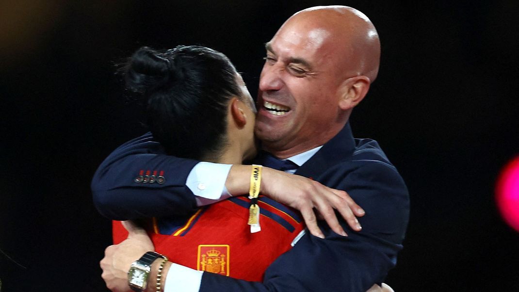 Der Präsident des spanisches Fußballverbandes Luis Rubiales umarmt die spanische Nationalspielerin Jennifer Hermoso nach dem Sieg im WM-Finale gegen England.