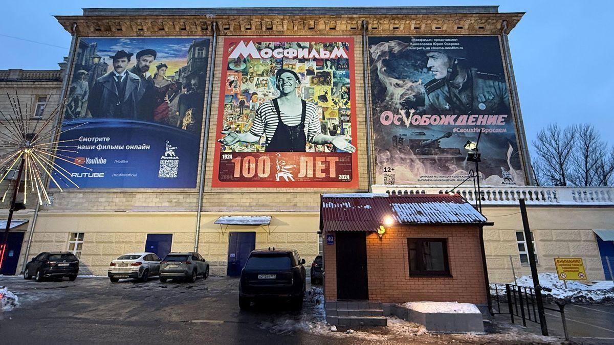 20. Dezember 2024, Russland, Moskau: Das Plakat in der Mitte der Fassade preist das Jubiläum des russischen Filmstudios Mosfilm an, das seit 100 Jahren Propaganda produziert.