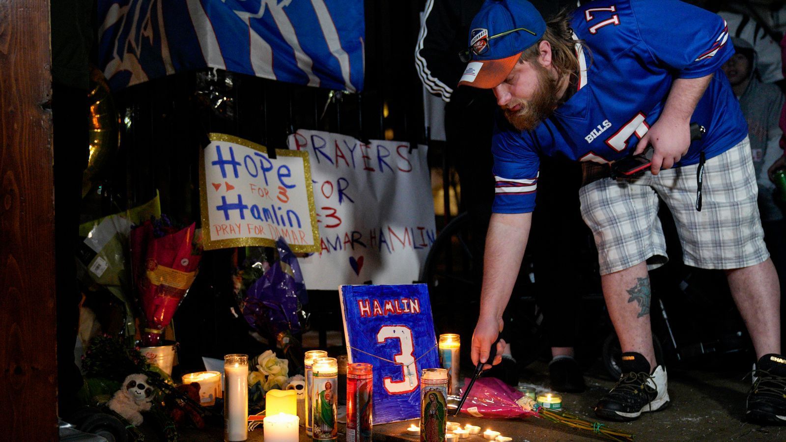 
                <strong>9. Januar - Hamlin kann nach Buffalo verlegt werden</strong><br>
                Gute Nachrichten: Damar Hamlin wird nach knapp einer Woche im University of Cincinnati Medical Center aus dem Krankenhaus entlassen. Der Zustand des 24-Jährigen hat sich so weit verbessert, dass er ins Buffalo General Medical Center in seine Heimatstadt verlegt werden kann.
              