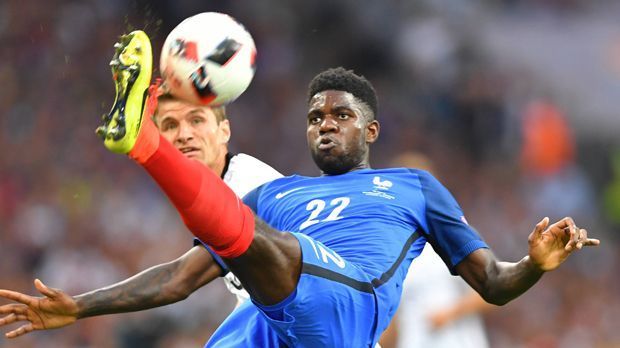 
                <strong>Samuel Umtiti</strong><br>
                Samuel Umtiti: Für den Youngster ist es erst das zweite Länderspiel, trotzdem gibt Coach Didier Deschamps dem 22-Jährigen den Vorzug vor Adil Rami - und wird für sein Vertrauen belohnt. Zwar fällt immer mal wieder die fehlende Abstimmung mit seinen Mittelfeld-Kollegen auf, doch Umtiti macht mit dem Druck im Rücken ein starkes Spiel. Der Innenverteidiger spielt Manndecker für Thomas Müller und klärt in der 30. Minute entscheidend vor dem DFB-Stürmer. ran-Note: 2
              