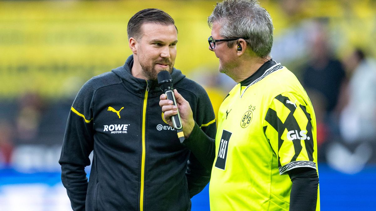 20.04.2025: Fußball: Borussia Dortmund - Borussia Mönchengladbach, 30. Spieltag im Signal-Iduna-Park. Kevin Großkreutz (l) spricht mit Stadionsprecher Norbert Dickel. WICHTIGER HINWEIS: Gemäß den V...