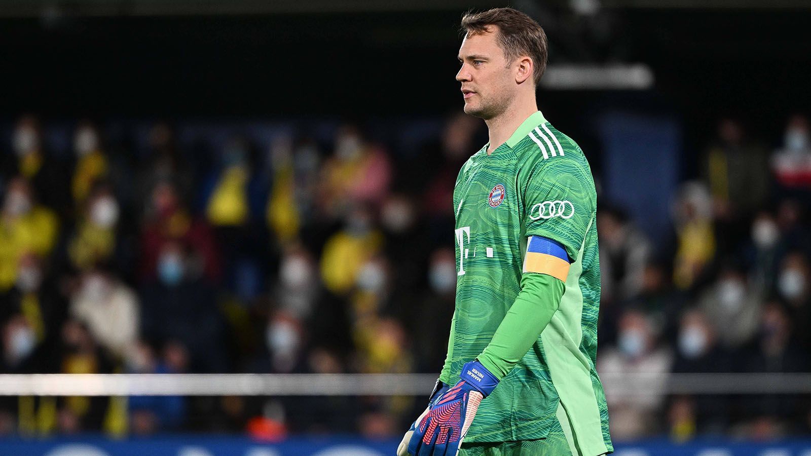 
                <strong>Manuel Neuer</strong><br>
                Beim 0:1 chancenlos, beim vermeintlichen 0:2 völlig auf dem falschen Fuß erwischt. Zum Glück für Neuer nimmt der VAR den Treffer zurück. Ansonsten kaum geprüft. Das war eine ganz eklige erste Halbzeit für den Nationaltorwart. Besser wird es in der zweiten Halbzeit aber nicht. Zunächst streckt Neuer sich bei Gerards Pfostentreffer vergeblich, dann spielt er weit vor dem eigenen Tor einen üblen Fehlpass. Neuer hat Glück, dass Gerard aus 40 Meter das leere Tor verfehlt. Insgesamt ist es kein guter Abend für den Torwart, solche Unsicherheiten sieht man äußert selten. ran-Note: 4
              