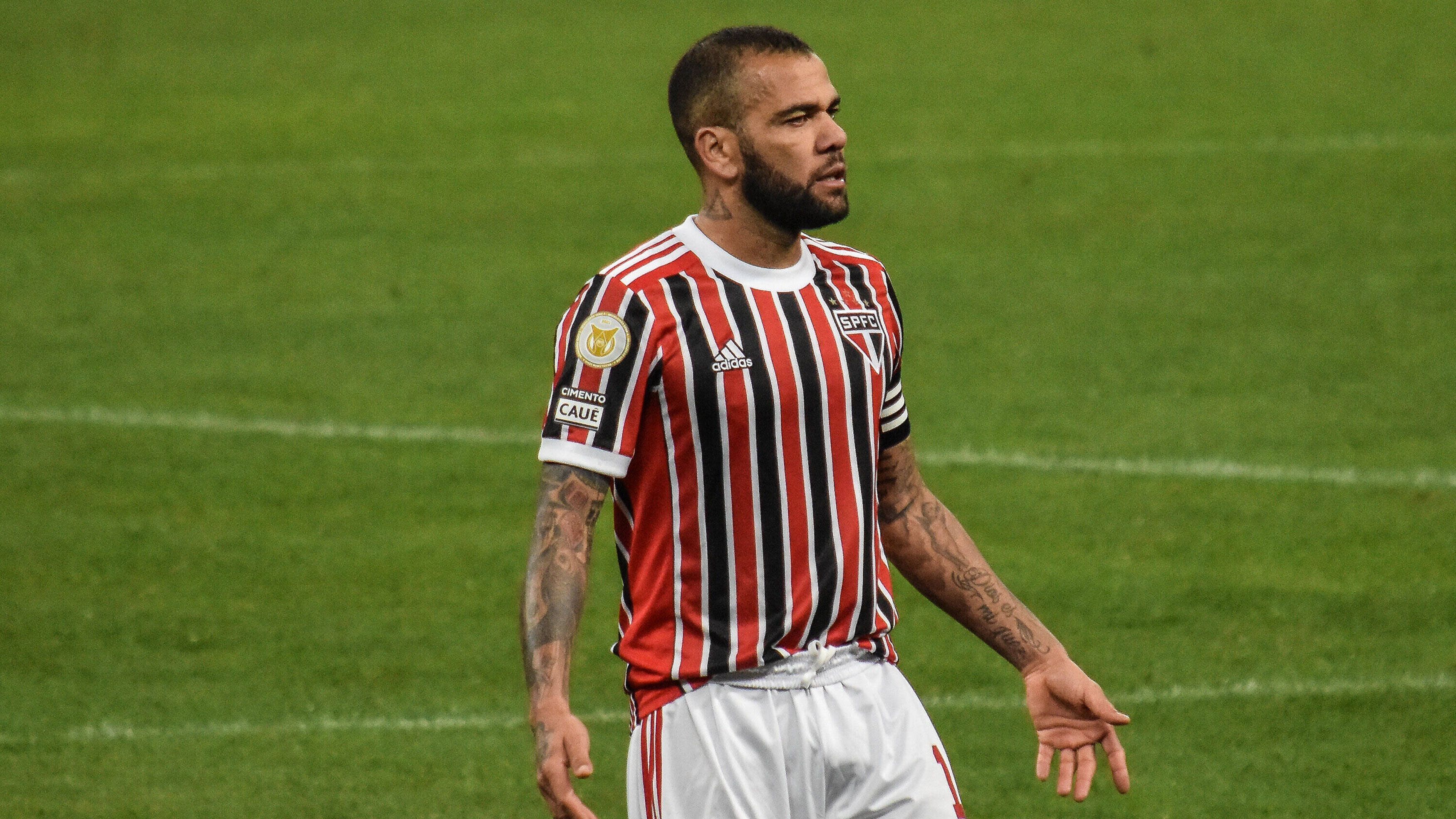 
                <strong>Abwehr: Dani Alves (FC Sao Paulo)</strong><br>
                Eine wahre brasilianische Legende, aber in eine prall gefüllte Titelsammlung gehört auch eine olympische Medaille. 2016 war Alves nicht mit dabei, daher wagt der 38-Jährige nun den Versuch. Mit über 40 Titeln ist er der größte Trophäen-Sammler der aktuellen Fußballwelt. Aktuell lässt der Außenverteidiger seine Karriere in der Heimat ausklingen, doch für Olympia wird er sich nochmal ordentlich in Form bringen. 
              