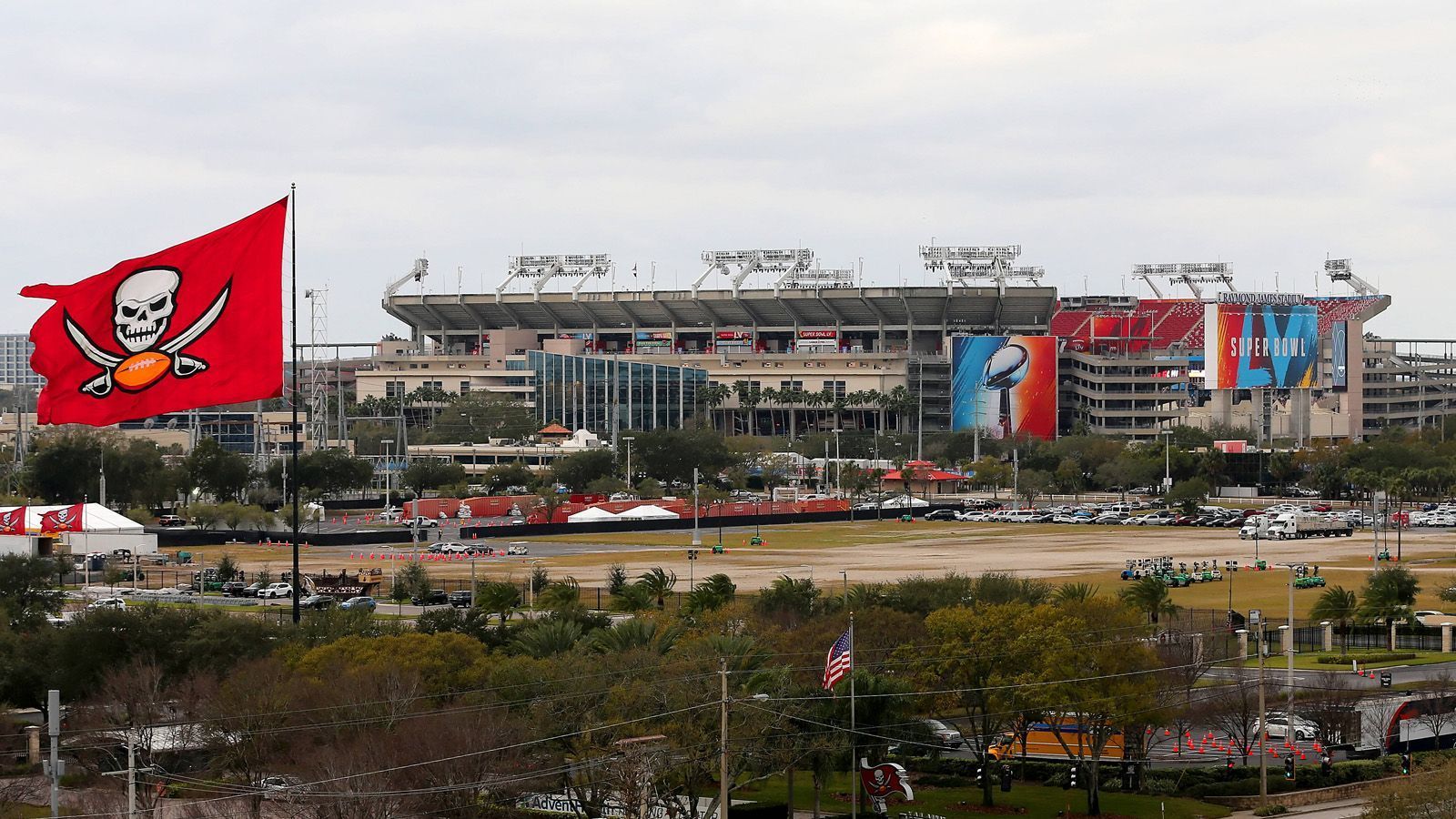 
                <strong>10. Super Bowl "dahoam" ist unfair</strong><br>
                Neben dem sportlichen Vorteil durch das "Heimspiel" im Super Bowl, haben die Bucs auch einen moralischen Vorteil. Denn nicht alle Teams können überhaupt einen Super Bowl im eigenen Stadion erreichen, geschweige denn, dass es davor überhaupt einem Team gelang. In solch einem Fall sollte der Super Bowl zukünftig an einem neutralen Ort ausgetragen werden. 
              