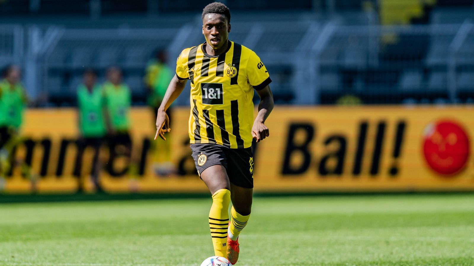 
                <strong>Abdoulaye Kamara (Borussia Dortmund)</strong><br>
                Zusammen mit Coulibaly hofft auch der 17-jährige Abdoulaye Kamara in Dortmund auf den Durchbruch bei den Profis. Bislang muss sich der defensive Mittelfeldspieler aber noch mit regelmäßigen Einsätzen bei Dortmunds Drittliga-Amateuren begnügen. Zum Auftakt der Bundesliga-Saison 2022/23 stand Kamara beim 1:0-Sieg über Leverkusen aber zumindest schon mal im Kader der Profis. Das Talent mit den Staatsbürgerschaften von Guinea und Frankreich kam im Sommer 2021 aus der PSG-Jugend zur Borussia und unterschrieb einen Vertrag bis 2024.
              