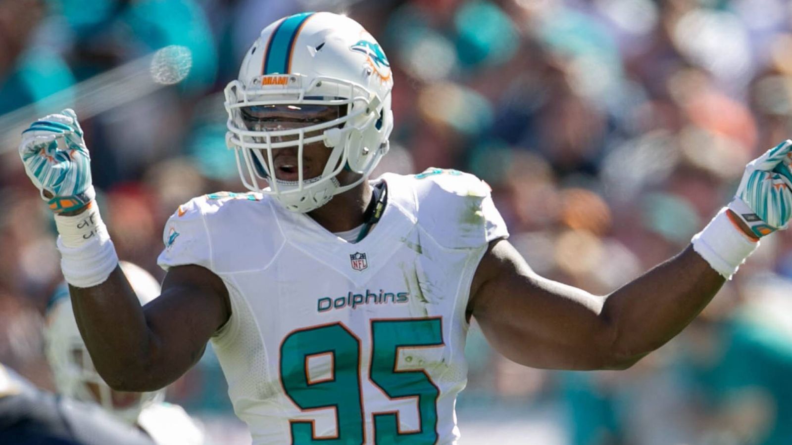 
                <strong>Dion Jordan (Miami Dolphins, 2013 an dritter Stelle)</strong><br>
                Er gilt als größter Fehlgriff der Dolphins. Er schaffte das Kunststück, in drei Jahren auf genauso viele Sacks wie Sperren wegen Drogenkonsums zu kommen (drei). Eine Sperre setzte den Defensive End eine Saison lang außer Gefecht. Ist seit 2017 bei den Seattle Seahawks. So richtig rund läuft es dort aber auch nicht.
              