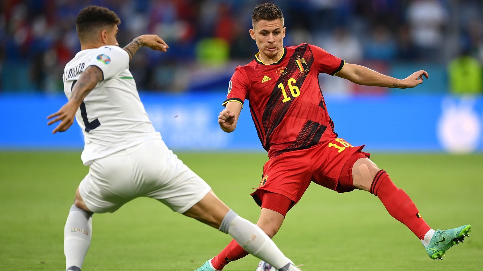 
                <strong>Thorgan Hazard</strong><br>
                Verursacht den Freistoß zum vermeintlichen ersten Tor der Italiener, das wegen Abseits nicht zählt. Besticht nicht unbedingt durch Schnelligkeit, aber durch Einsatz. Auch wenn einmal ein Pass nicht ankommt, Hazard arbeitet und hilft auch hinten in höchster Not aus. ran-Note: 3
              