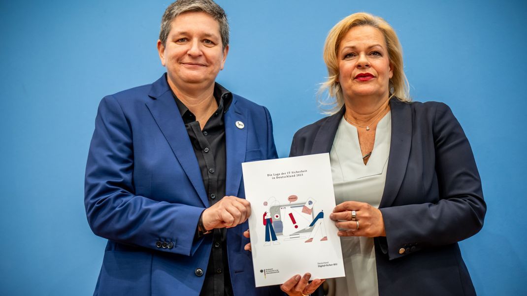 Berlin: Claudia Plattner (l), Präsidentin des Bundesamtes für Sicherheit in der Informationstechnik (BSI), stellt zusammen mit Nancy Faeser (SPD), Bundesministerin des Innern und Heimat, den Lagebericht 2023 des BSI vor. 