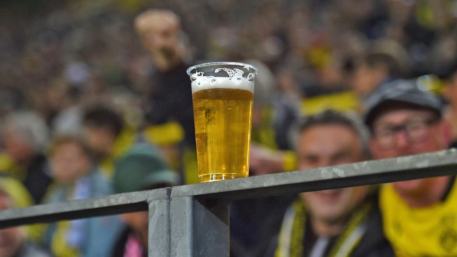 
                <strong>Preise für Bier und Snacks</strong><br>
                Nun ist er endlich da, der große Tag! Das Finale steht kurz bevor. Nachdem man mit den mitgereisten Kumpels bereits die Stadt unsicher gemacht hat, geht es endlich ins "Wanda Metropolitano". Und was gehört zum echten Fußball-Erlebnis wie der Blitz zum Donner? Richtig! Das Bier! An der Theke nach vorne gekämpft wird ein Becher der kühlen Hopfenkaltschale bestellt. Kostenpunkt: 5 Euro für 0,33l. Ein wenig teurer, als im Drittliga-Stadion um die Ecke, aber ok. Für den Kollegen, der es am Vorabend mal wieder übertrieben hat, gibt es noch einen Becher Wasser dazu. Auch hier kostet der 0,33l-Becher 5 Euro. Wer als Snack noch eine kleine Tüte Chips dazu will, muss nochmal 3 Euro blechen.
              