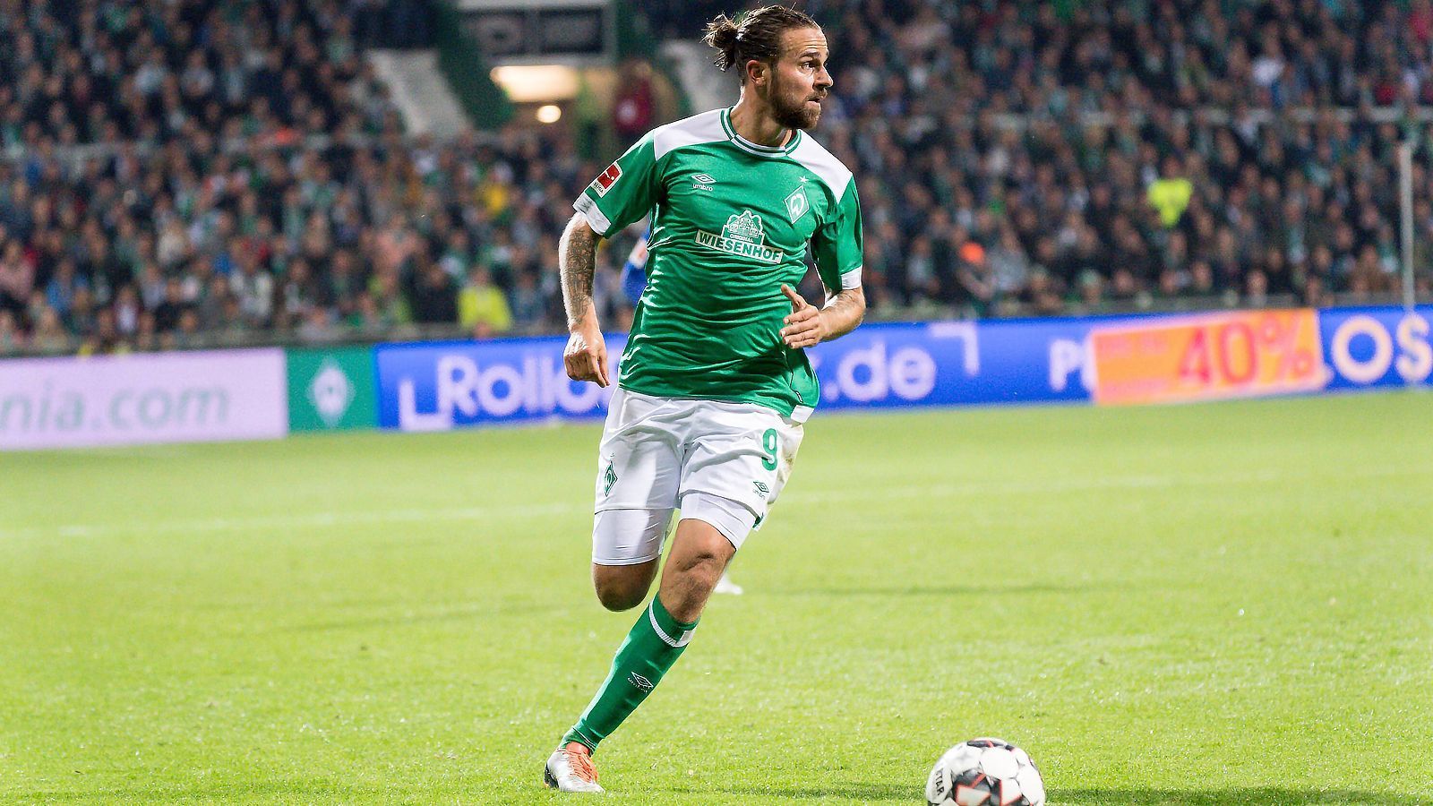 
                <strong>Angriff - Martin Harnik (SV Werder Bremen)</strong><br>
                Dass Martin Harnik zwingend als österreichischer Nationalspieler in die Geschichte eingehen würde, war sicherlich nicht vorhersehbar. Schließlich wurde er in Hamburg als Sohn eines österreichischen Vaters und einer deutschen Mutter geboren, hätte also auch für den DFB kicken können. Dennoch entschied sich der heutige Bremer Angreifer für eine Länderspiel-Karriere im ÖFB. Zwischen 2007 und 2017 lief Harnik 68 Mal für Österreichs Nationalmannschaft auf und erzielte dabei 15 Treffer, ehe er seinen Rücktritt bekanntgab. In der deutschen Bundesliga ist der 31-Jährige ebenfalls als verlässlicher Torjäger bekannt, erzielte für Werder, Stuttgart und Hannover 63 Treffer in Deutschlands Oberhaus.
              