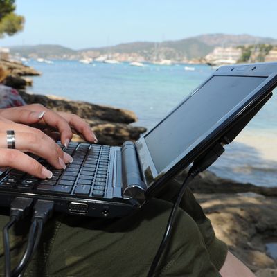 Von Ort zu Ort, den Laptop immer im Gepäck: Ein Leben als digitale.r Nomad:in wird auch für Festangestellte immer interessanter. 