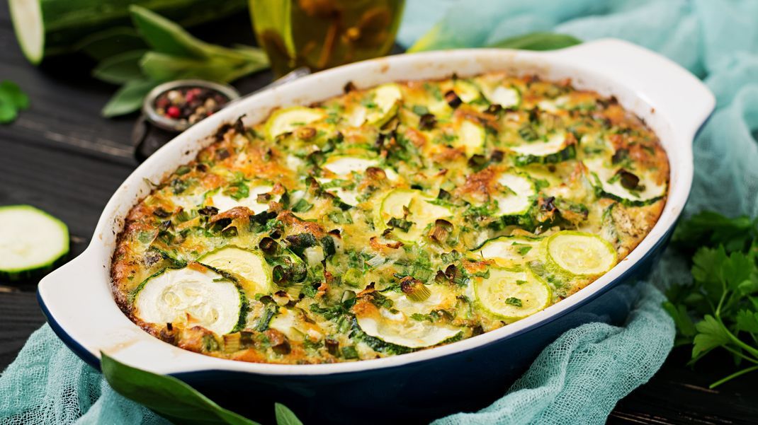 Zucchini ist so vielfältig, wie lecker. Und ideal für einen Low Carb Auflauf