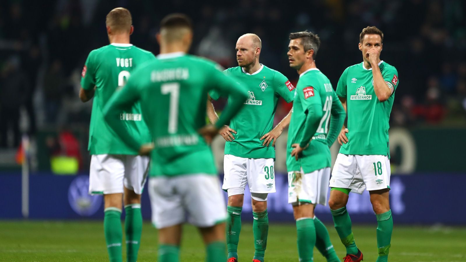 
                <strong>17. Werder Bremen (18 Punkte)</strong><br>
                Die Bremer spielen eine Saison zum Vergessen, die auch in der Corona-Krise nicht besser wurde. Denn Werder konnte durch Auflagen der Stadt erst als letztes Team ins Mannschaftstraining einsteigen. Zuvor holte Florian Kohfeldts Team nur acht Punkte aus den vergangenen 15 Spielen, zudem stellt Bremen die Schießbude der Liga (54 Gegentore). Das Nachholspiel gegen Frankfurt sowie direkte Duelle gegen Mainz und Paderborn bleiben als Hoffnungsschimmer. Doch Werder braucht schon ein kleines Wunder, um den Abstieg noch zu vermeiden. 
              