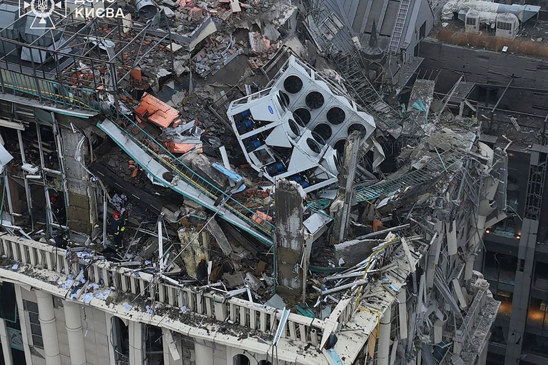 Die Feuerwehr ist im Einsatz: Dieses Gebäude wurde von Raketen verwüstet.