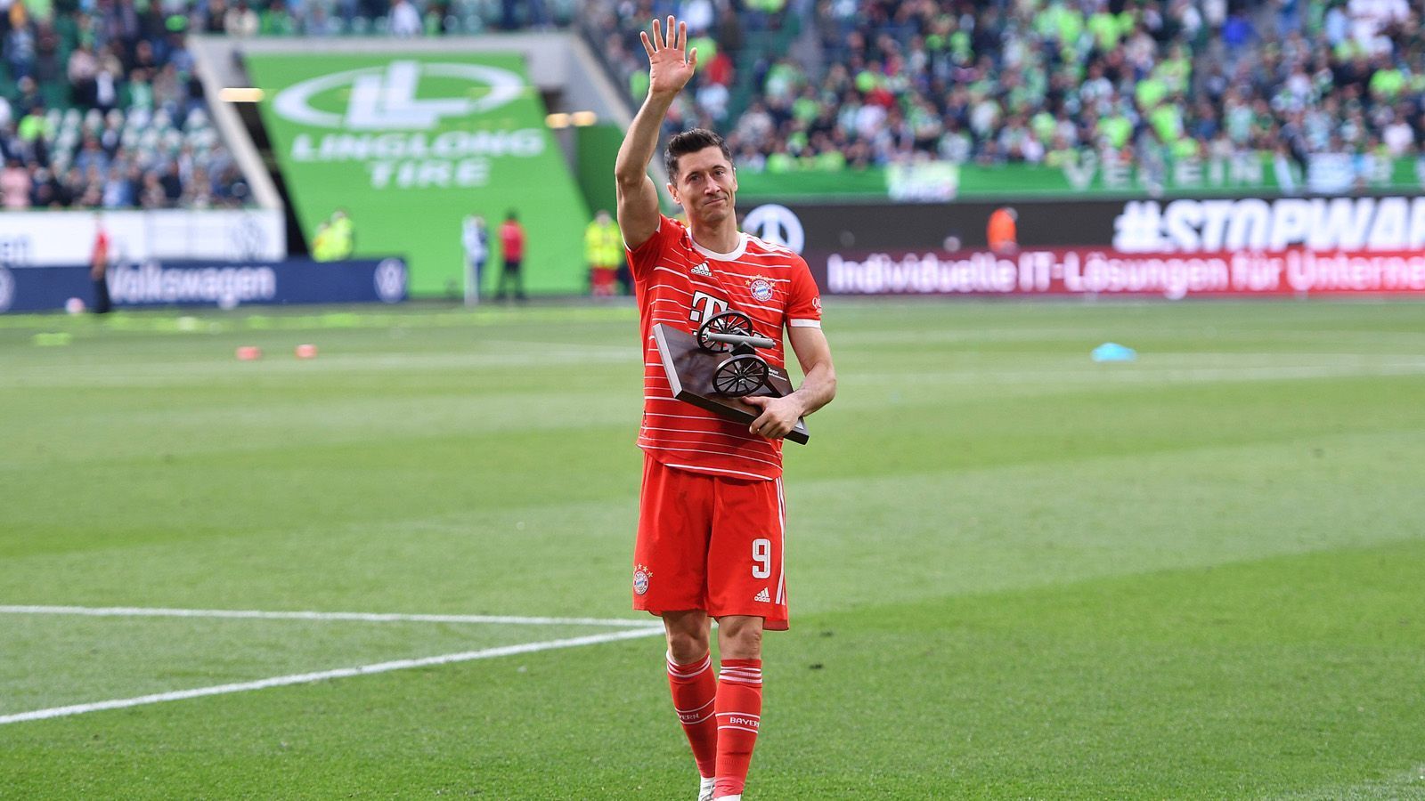 
                <strong>Gewinner: Robert Lewandowski (FC Bayern)</strong><br>
                Apropos Lewandowski. Mit 33 Jahren zeigt der Stürmer weiter keine Altersanzeichen. Mit 35 Treffern holte sich Lewa zum fünften Mal in Folge die Torjägerkanone der Bundesliga. Insgesamt hat er nun sieben Trophäen im Schrank stehen. Wettbewerbsübergreifend jubelte der Pole in 46 Pflichtspielen sogar 50 Mal. Dass die Bayern dennoch zögern, seinen 2023 auslaufenden Vertrag um die geforderten zwei Jahre zu verlängern, schadet am Ende wohl eher dem Verein als dem Spieler. Allein mit den Leistungen der abgelaufenen Saison garantiert sich Lewandowski einen hochdotierten Vertrag - egal bei welchem Verein.
              