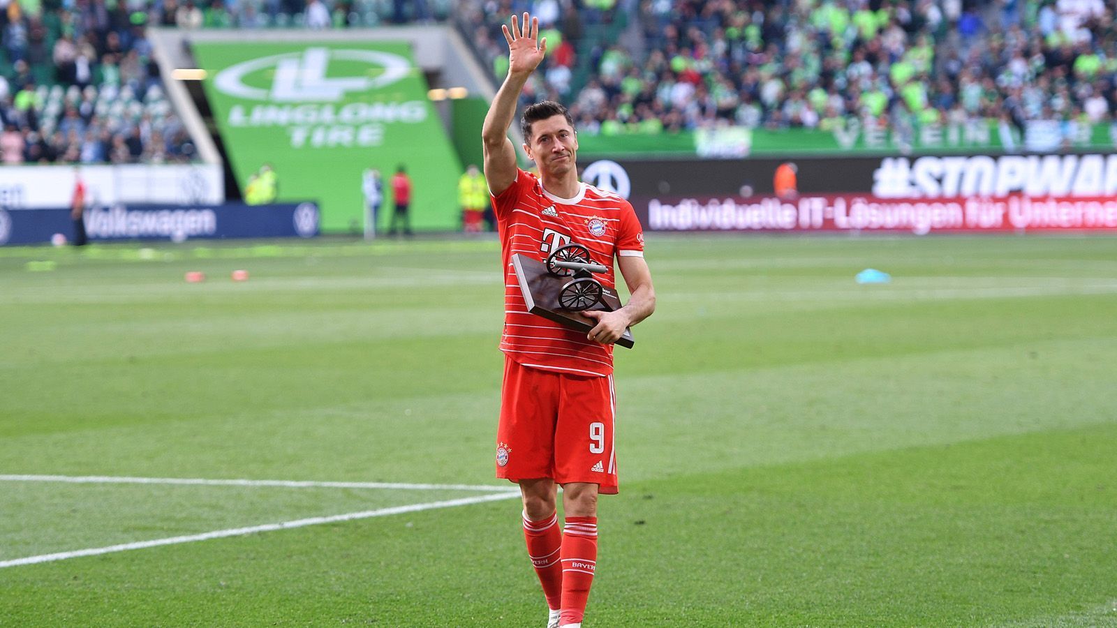 
                <strong>Gewinner: Robert Lewandowski (FC Bayern)</strong><br>
                Apropos Lewandowski. Mit 33 Jahren zeigt der Stürmer weiter keine Altersanzeichen. Mit 35 Treffern holte sich Lewa zum fünften Mal in Folge die Torjägerkanone der Bundesliga. Insgesamt hat er nun sieben Trophäen im Schrank stehen. Wettbewerbsübergreifend jubelte der Pole in 46 Pflichtspielen sogar 50 Mal. Dass die Bayern dennoch zögern, seinen 2023 auslaufenden Vertrag um die geforderten zwei Jahre zu verlängern, schadet am Ende wohl eher dem Verein als dem Spieler. Allein mit den Leistungen der abgelaufenen Saison garantiert sich Lewandowski einen hochdotierten Vertrag - egal bei welchem Verein.
              