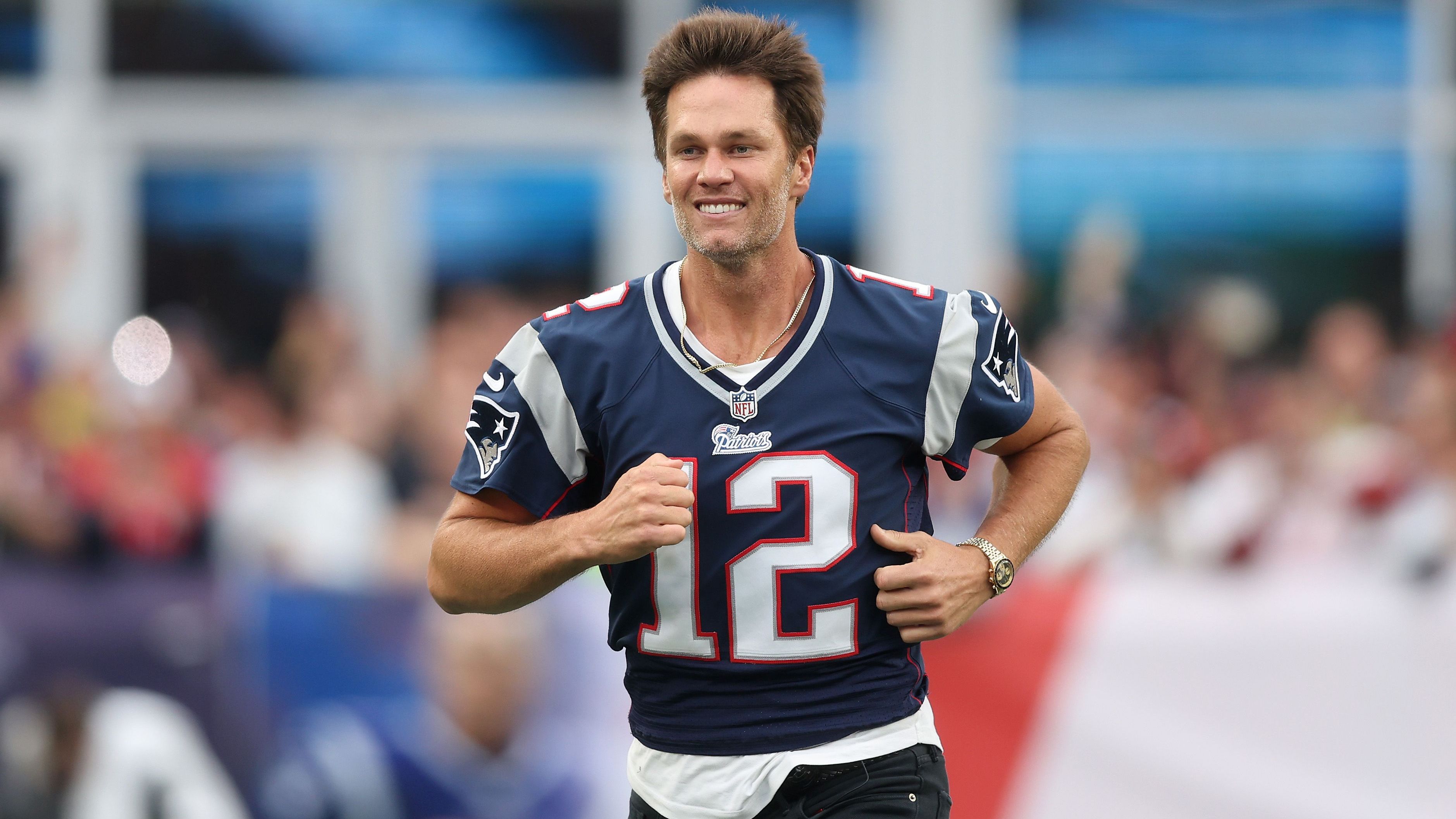 <strong>Comeback von Tom Brady? Mögliche Landing Spots&nbsp;</strong><br>Tom Brady hat jüngst gesagt, dass er sich ein NFL-Comeback vorstellen kann. "Ich werde immer in guter Verfassung sein, kann immer den Ball werfen. Vielleicht ein bisschen wie Michael Jordan damals, der zurückkam ... Ich weiß nicht, ob die Liga es mir erlauben würden, aber ich wäre nicht abgeneigt."<br>Auch interessant: <a data-li-document-ref="481992" href="https://www.ran.de/sports/american-football/nfl/news/tyreek-hill-abschied-von-miami-dolphins-rueckkehr-zu-kansas-city-chiefs-moegliche-landing-spots-des-star-receivers-481992">Tyreek Hill: Abschied von Miami Dolphins? Mögliche Landing Spots </a>