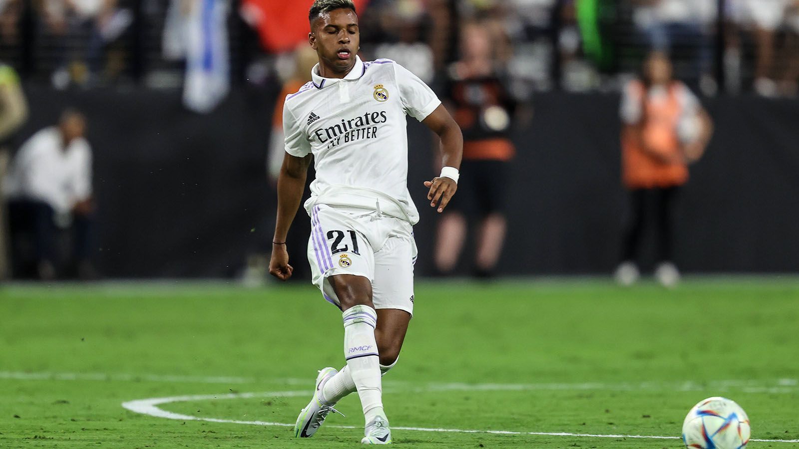 
                <strong>Rodrygo</strong><br>
                Ersetzt Modric, bleibt in seinen gut 25 Minuten Einsatzzeit aber extrem blass. Hat fast keine offensiven Szenen vorzuweisen. Das Spiel ist bei seiner Einwechselung zwar schon so gut wie gelaufen, dennoch hätte man mehr vom Champions-League-Helden erwarten können. ran-Note: 4
              