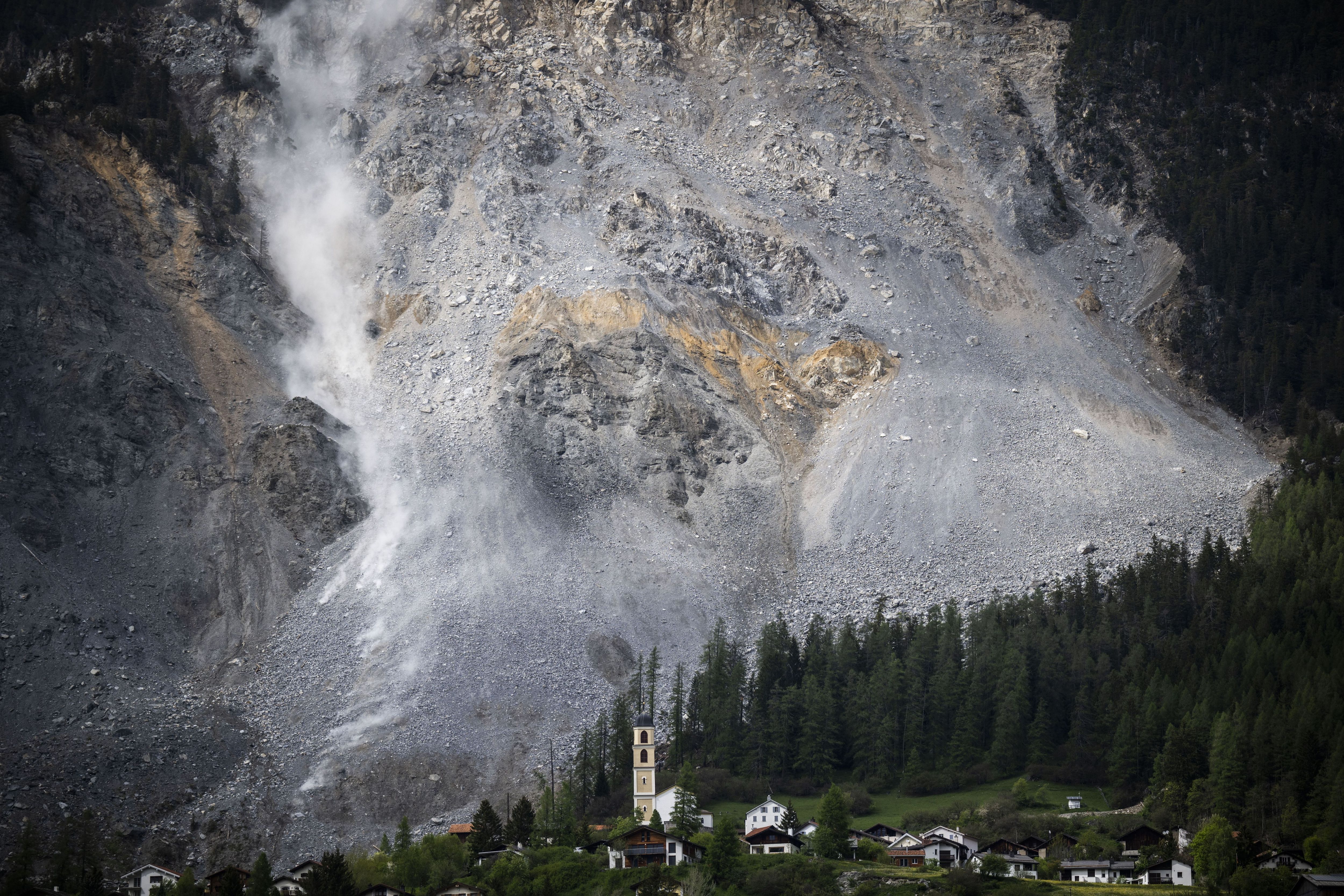 12. Mai 2023: Blick auf das Dorf Brienz und den "Brienzer Rutsch": Weil riesige Gesteinsmassen das Dorf in Schutt und Asche zu legen drohen, mussten die Einwohner:innen ihre Häuser räumen.