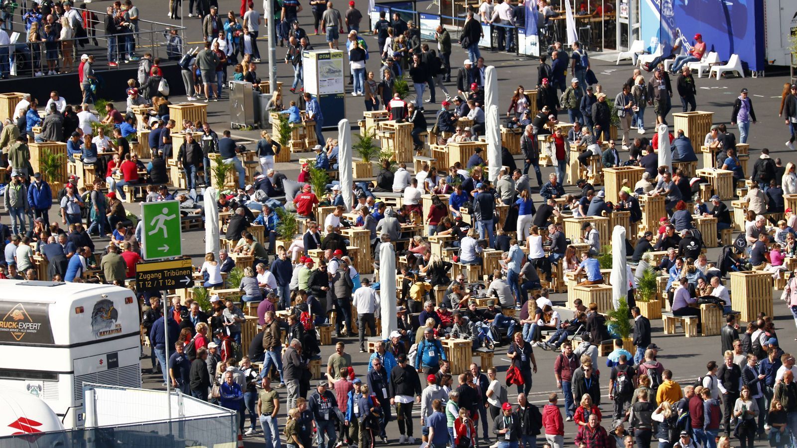 
                <strong>Freier Zugang zum Fahrerlager</strong><br>
                Der Zugang zum Fahrerlager ist erstmals in allen Ticketkategorien im Eintrittspreis inklusive (solange der Vorrat reicht). Fans erwartet ein wahres Festival: Im Fan-Village laden Food-Trucks und ein buntes Unterhaltungsprogramm zum Verweilen ein, bei Pit-View und Pit-Walk lassen sich die DTM-Teams bei der Arbeit aus nächster Nähe über die Schulter schauen.
              