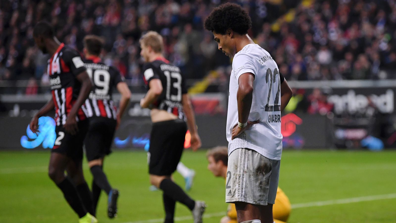 
                <strong>Eintracht Frankfurt - FC Bayern München 5:1 (2019/20)</strong><br>
                Rumms, das hat gesessen! Der FC Bayern München kassierte am 10. Spieltag der Saison 2019/20 nicht nur die zweite Bundesliga-Niederlage, sondern mit dem 1:5 bei Eintracht Frankfurt eine regelrechte Klatsche. Schon früh im Spiel verloren die Gäste Jerome Boateng wegen einer Notbremse und kamen anschließend in Unterzahl nicht mehr zurück. Nach der Halbzeit sorgte Frankfurt mit dem 3:1 durch David Abraham schnell für die Vorentscheidung und legte danach noch zwei Treffer obendrauf. 
              