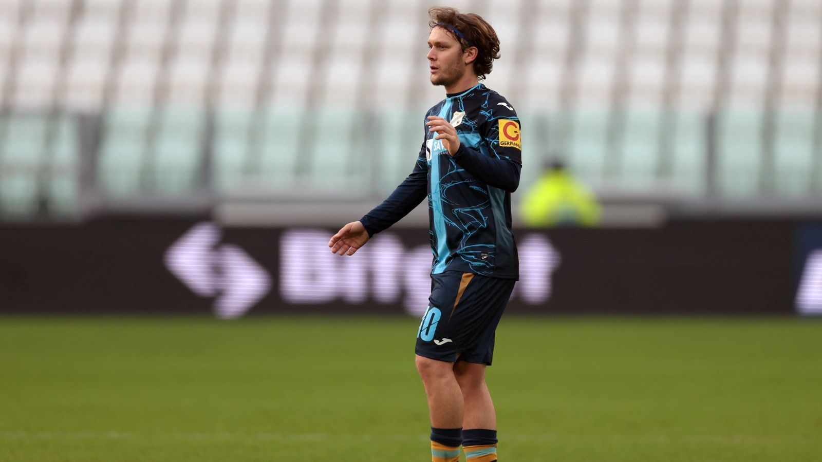 
                <strong>Alen Halilovic (zuletzt HNK Rijeka)</strong><br>
                Der einst als Wunderkind gehandelte Alen Halilovic steht im Alter von 26 Jahren ebenfalls mal wieder vor einer ungewissen Zukunft. Der Kroate, der erst im Sommer 2022 in seine Heimat zu HNK Rijeka wechselte, hat dort seinen Vertrag nach einem halben Jahr schon wieder aufgelöst. Davor stand der Spielmacher unter anderem beim FC Barcelona, dem AC Mailand und dem Hamburger SV unter Vertrag - nachhaltig durchsetzen konnte er sich nirgendwo. 
              