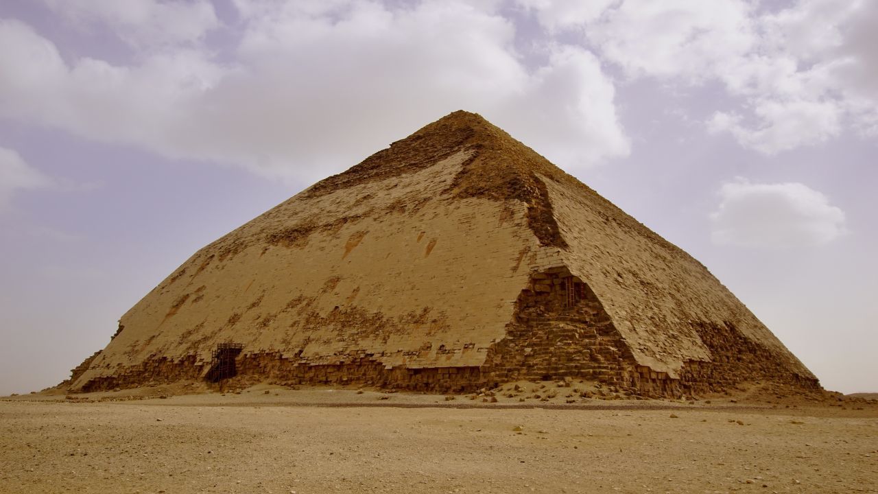 Die Knick-Pyramide von König Snofru ist aufgrund ihrer Form berühmt. Im Gegensatz zu anderen Pyramiden wurde hier nämlich im letzten Bau-Drittel der Neigungswinkel verändert. Dadurch hat die Pyramide oben einen leichten Knick. Warum der Winkel verändert wurde, ist nicht klar. Einige vermuten Probleme mit der Bau-Substanz, andere sind der Meinung, dass der Bau schnell fertig gestellt werden sollte.