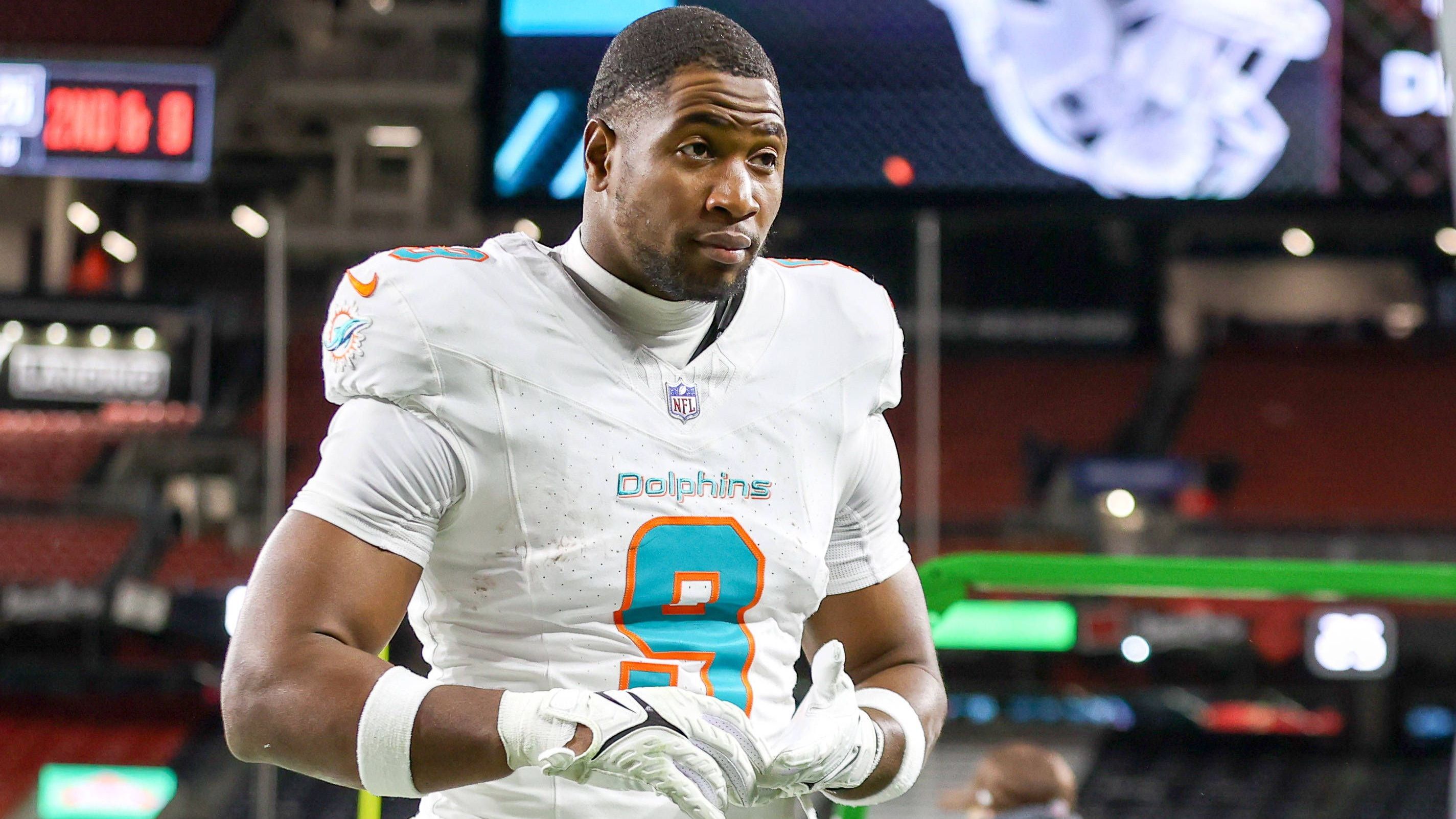 <strong>Jonnu Smith (Miami Dolphins)</strong><br>Zuletzt sah es nach einem Trade von Jonnu Smith zu den Pittsburgh Steelers aus. Das gefiel dem Tight End offenbar gar nicht, seither herrscht dicke Luft. Er würde gerne in Miami bleiben und einen neuen Vertrag unterschreiben, doch ob es dazu noch kommt? Mit dem Verzicht auf das Mandatory Minicamp setzte er jetzt ein deutliches Zeichen.