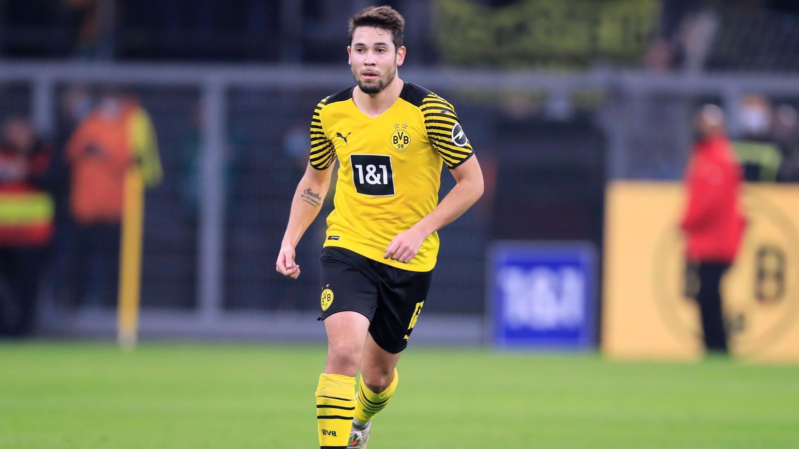 
                <strong>Raphael Guerreiro</strong><br>
                Das Abwehrverhalten ist auch an diesem Abend verbesserungswürdig, im Vorwärtsgang präsentiert sich der Portugiese deutlich hilfreicher. Bei einer Rettungsaktion schießt er Hummels so an, dass Coman an den Ball kommt. ran-Note: 4
              