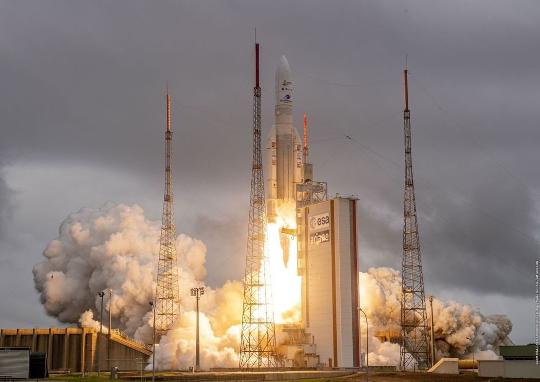 Kleiner Anteil, große Verantwortung: Auch die Europäische Raumfahrtagentur ESA ist mit von der Partie - allerdings nur als Minipartner. Von den umgerechnet fast acht Milliarden Euro Gesamtkosten steuert sie nur etwa 300 Millionen Euro bei - in Form des Starts. Das gut sechs Tonnen schwere "Webb" hob am 25. Dezember 2021 auf der europäischen Schwerlastrakete Ariane 5 ab ins All.