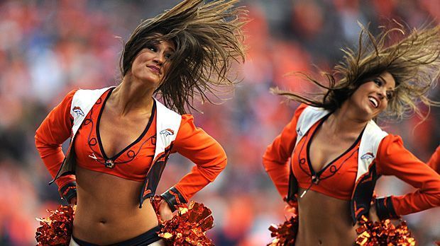 
                <strong>Denver Broncos Cheerleader unterstützen Broncos</strong><br>
                Die Damen-Gruppe aus Denver hört auf den simplen Namen Denver Broncos Cheerleader. Dabei firmierten die Tänzerinnen früher auch als Bronco Belles und später als Pony Express. Zwischenzeitlich mussten die Broncos-Profis ohne weibliche Unterstützung auskommen, mit der Rückkehr 1993 steht der noch heute gültige Name der Formation.
              